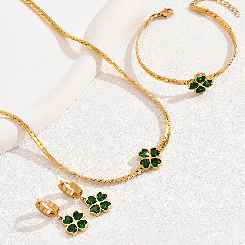 Esme – Set with Four-Leaf Clover in Emerald