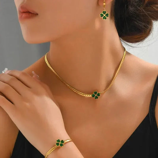 Esme – Set with Four-Leaf Clover in Emerald