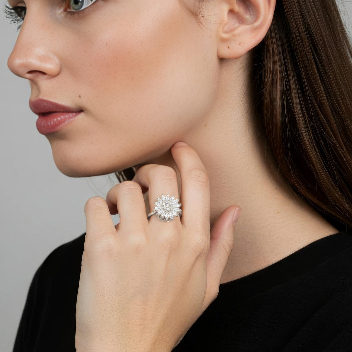 Women’s Adjustable Ring with Rotatable Flower Motif and Stone Embellishment