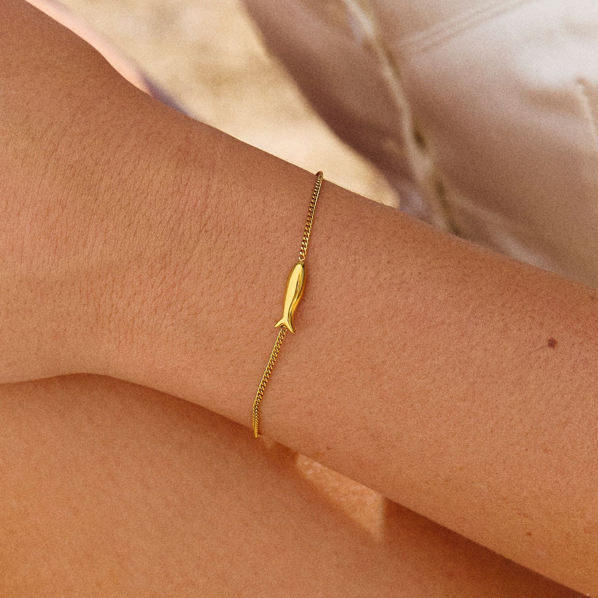 Women’s Fine Bracelet with Fish Motif and Slim Chain Structure
