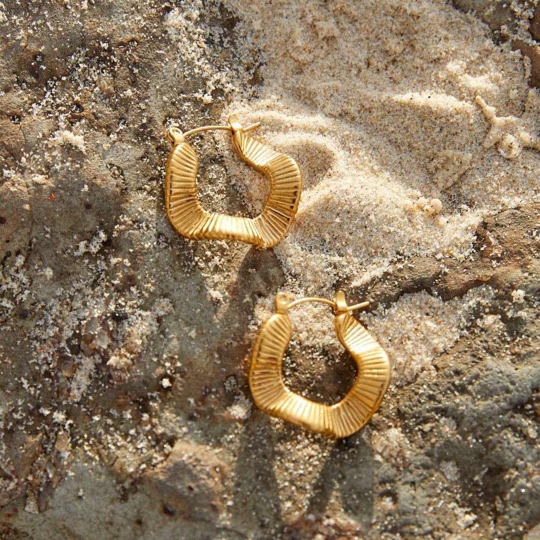 Anja – Gold Hoops with Wavy Design