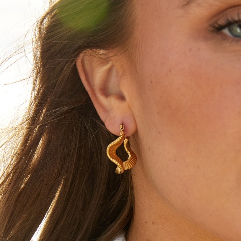 Anja – Gold Hoops with Wavy Design