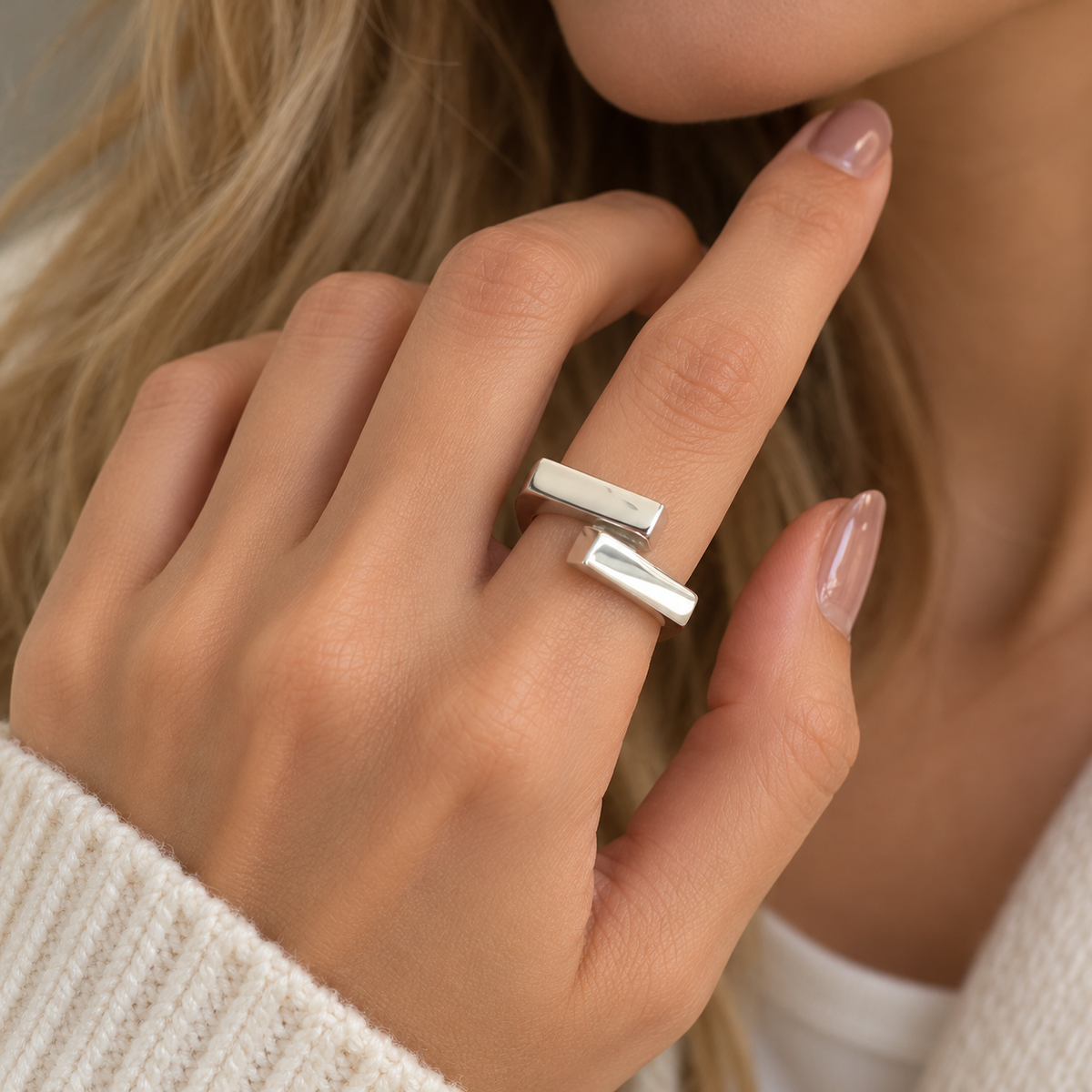 Women's Geometric Ring with Overlapping Band Design and Adjustable Shape