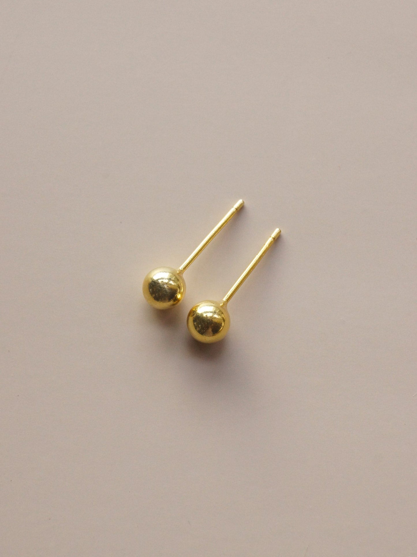 Jacqueline - Ball Ear Studs