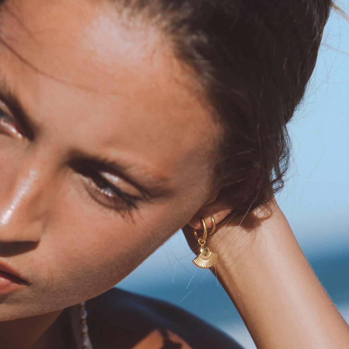 Women’s Huggie Earrings with Fan-Shaped Pendant and Ribbed Structure
