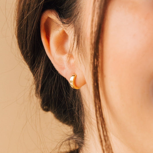 Classic Huggies - Subtle small Hoops