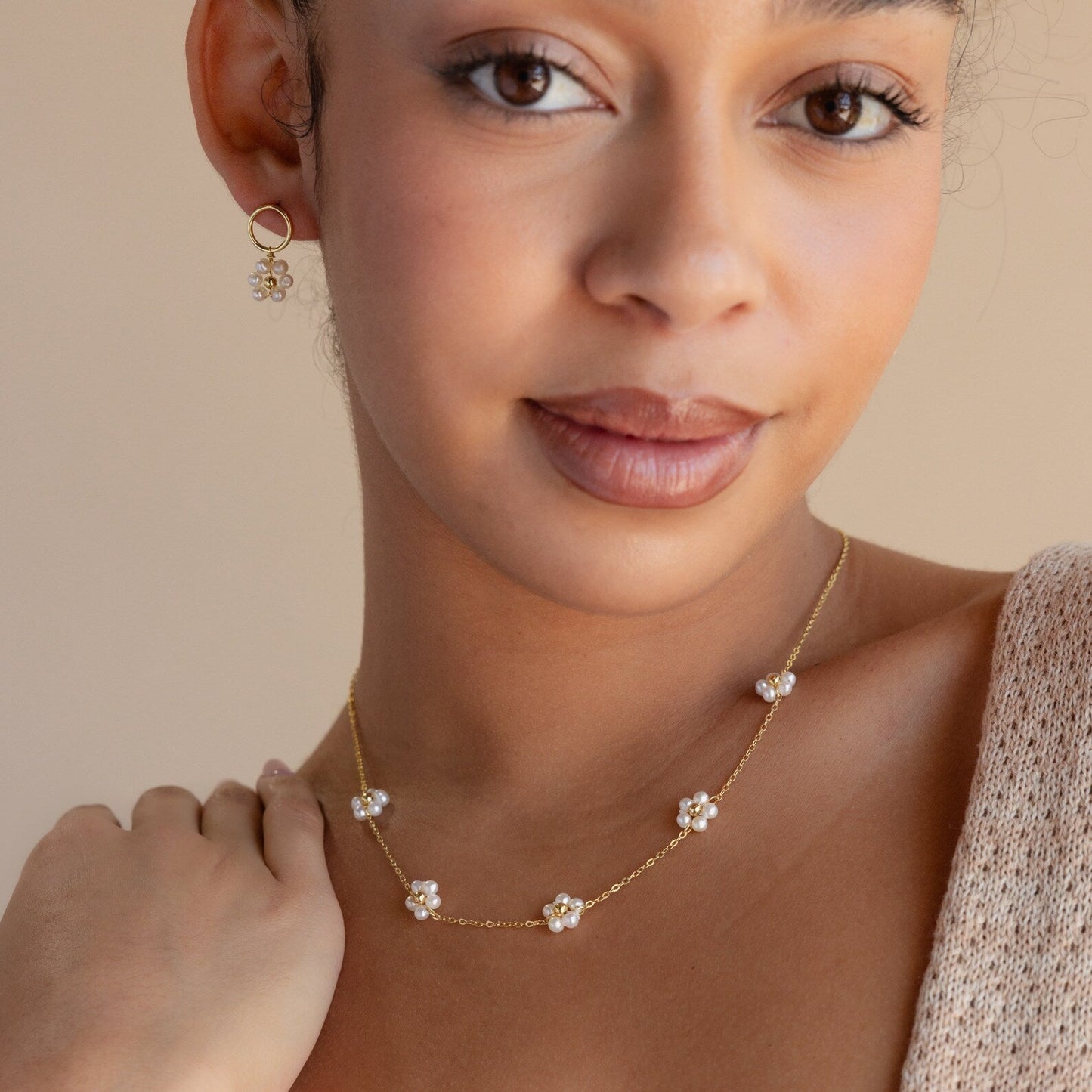 Daisy Necklace with Pearls - Flowers made of Pearls