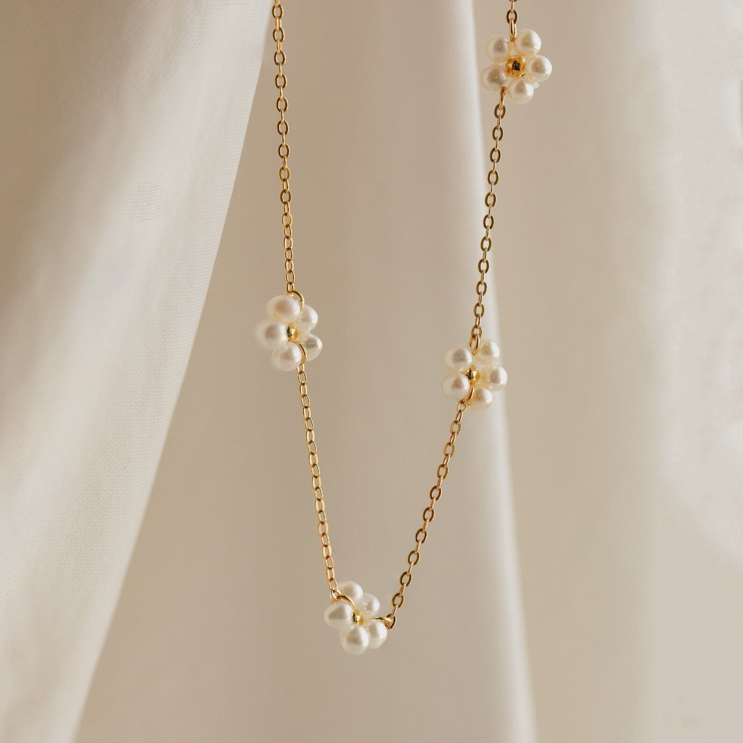 Daisy Necklace with Pearls - Flowers made of Pearls