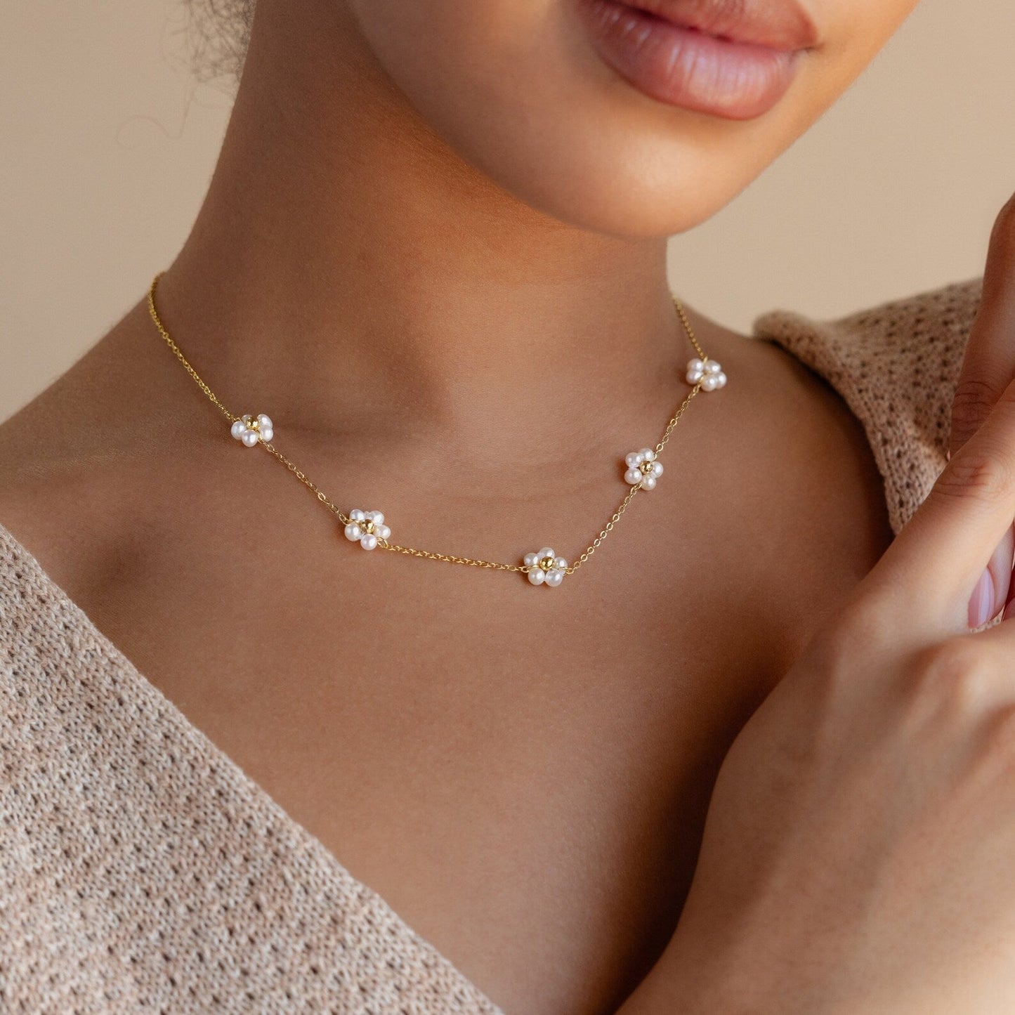 Daisy Necklace with Pearls - Flowers made of Pearls