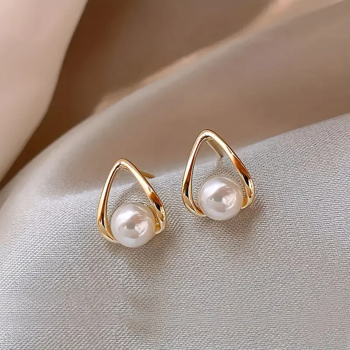 Geah – Earrings with Hollow Gold Pearls