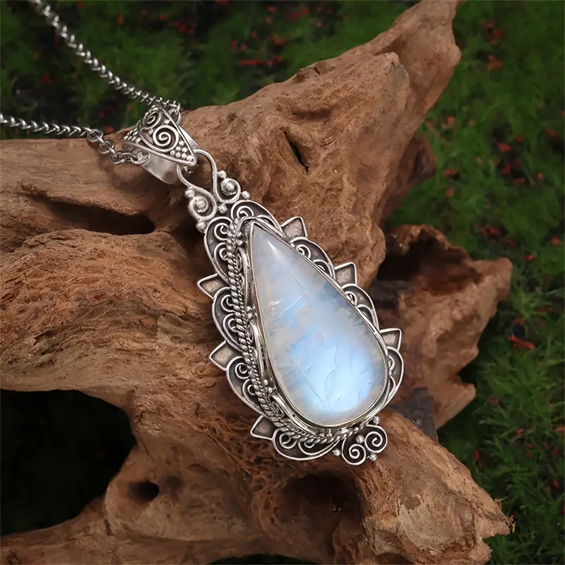 Allera – Necklace Drop Moonstone in Retro Style