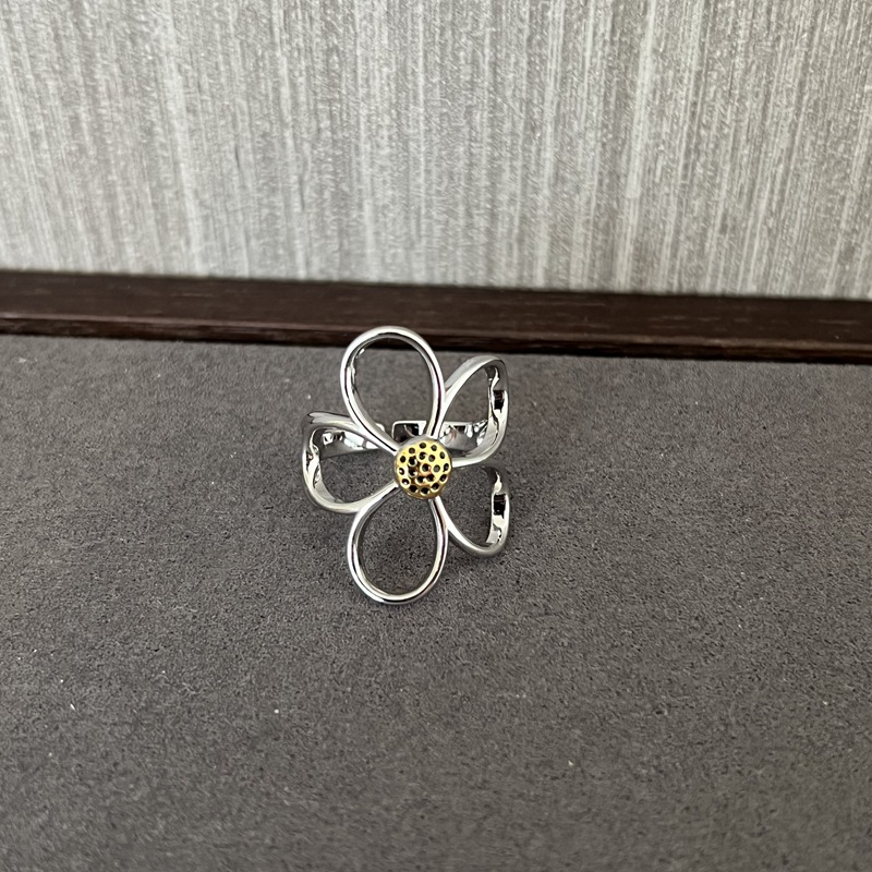 Alizee – Ring petal made of sterling silver