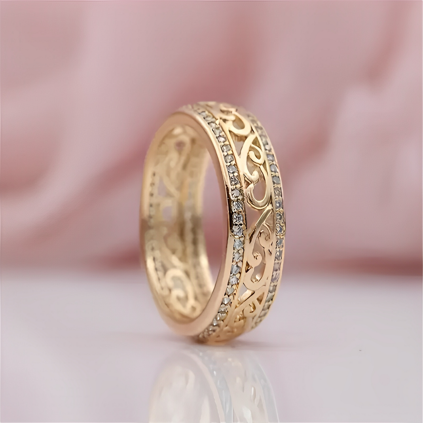 Jevy – Wide Ring in Gold with Cutouts
