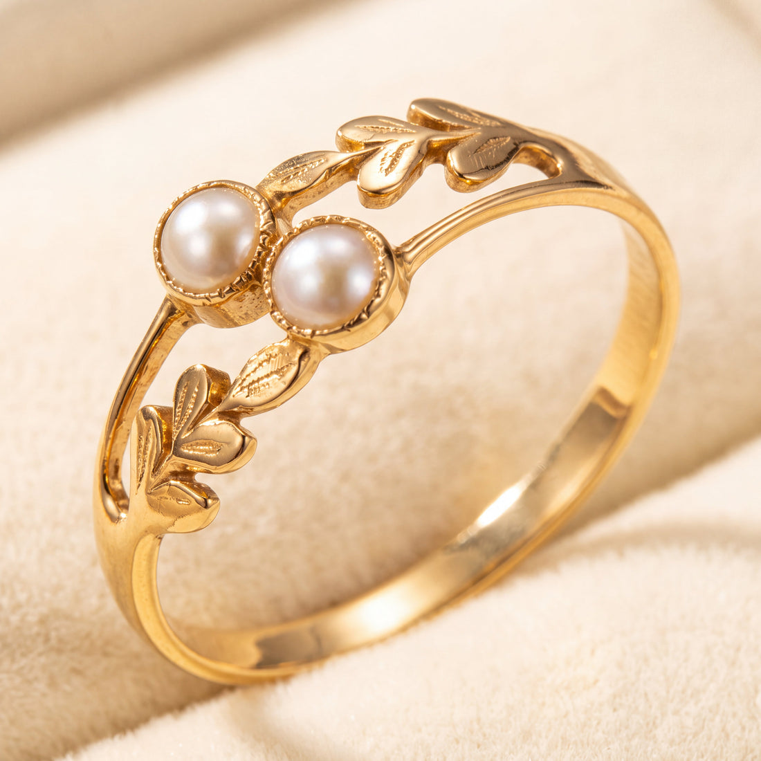 Women’s Ring with Double Round Motif and Floral Leaf Details