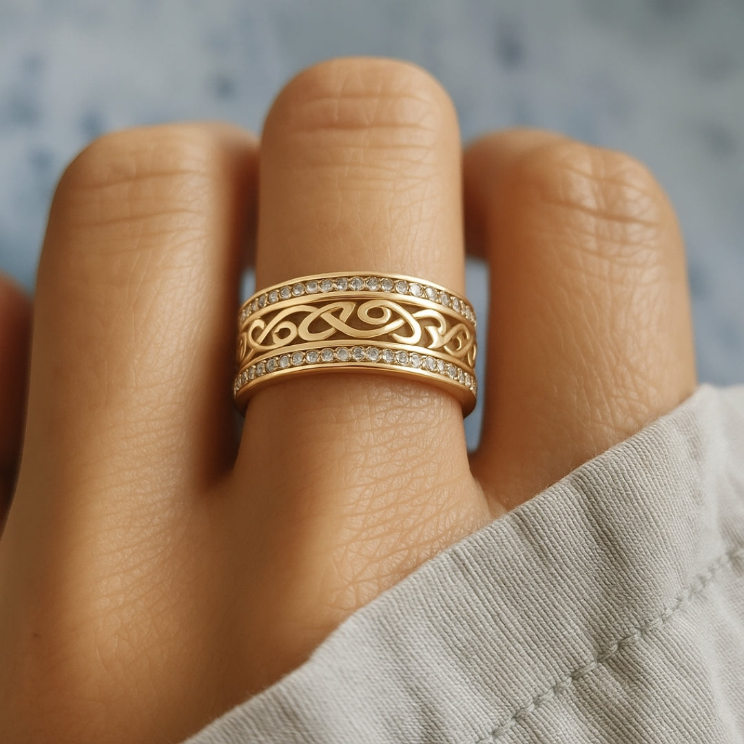 Jevy – Wide Ring in Gold with Cutouts