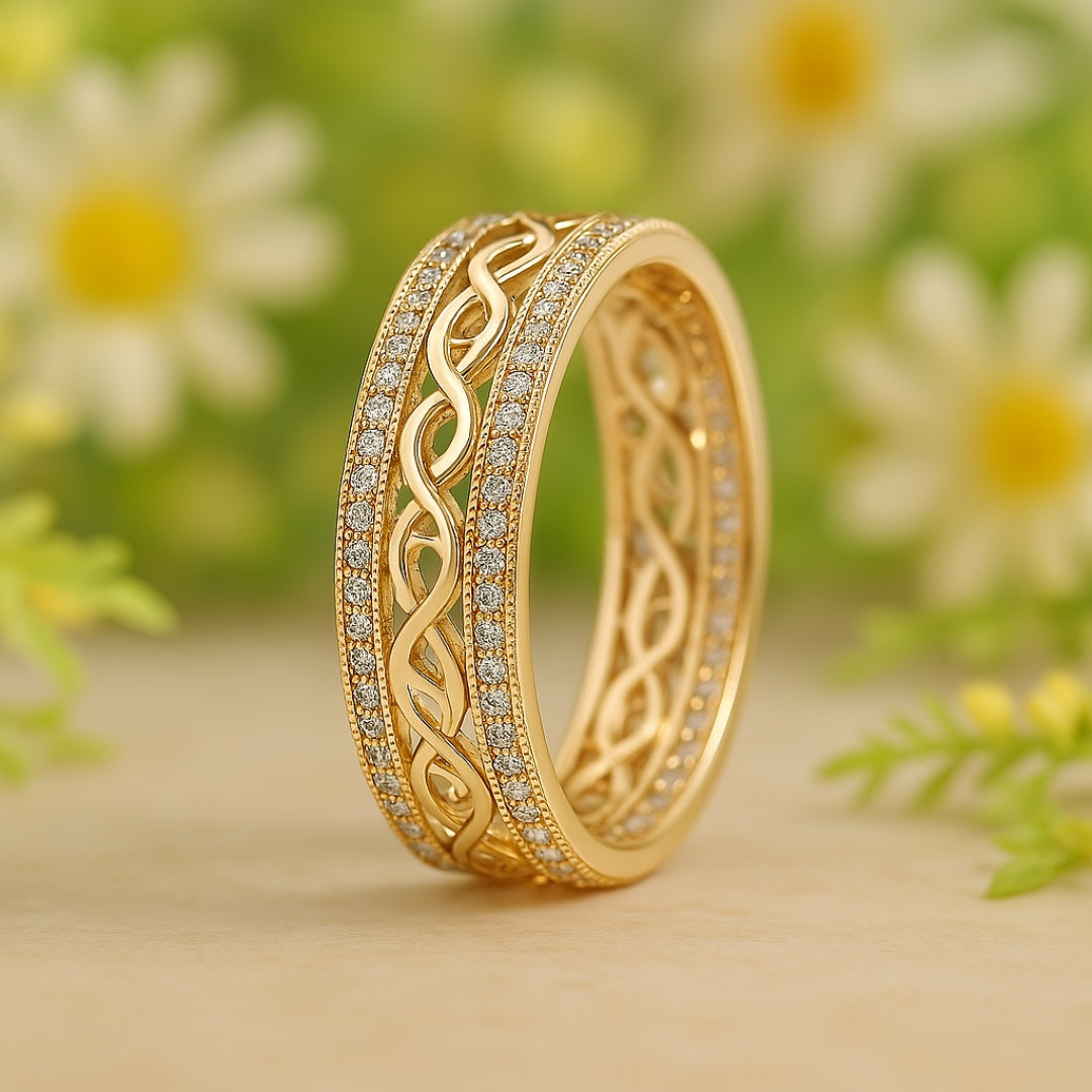 Jevy – Wide Ring in Gold with Cutouts