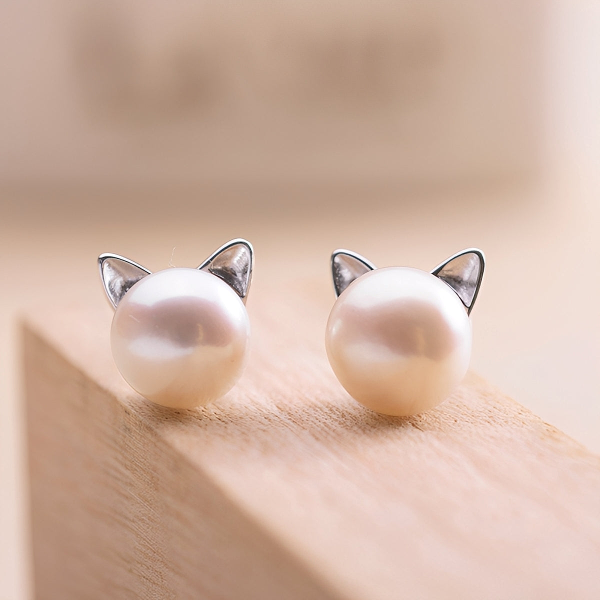 Nori – Earrings with chatons and pearls made of silver