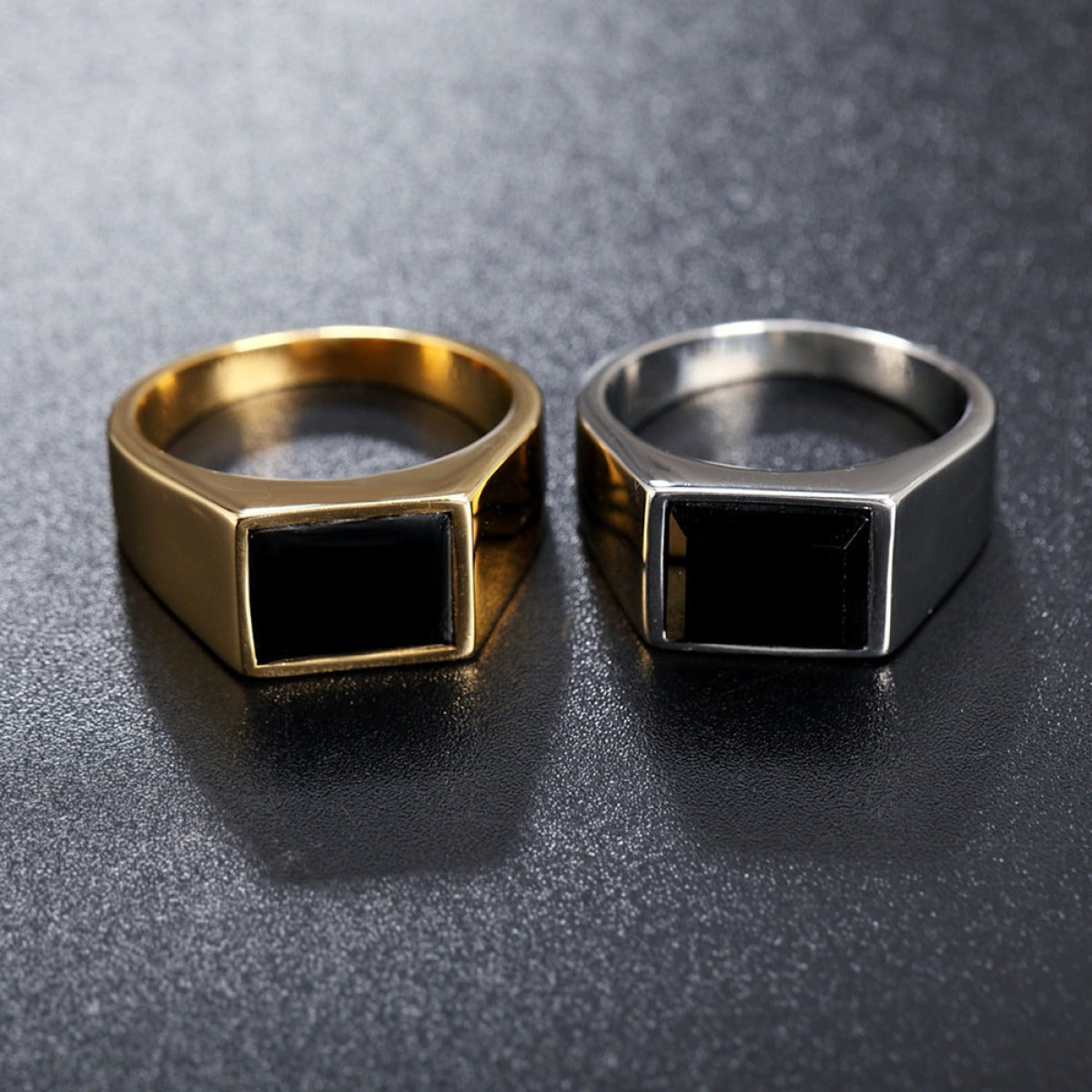 Daro – Men's Signet Ring with Black Stone