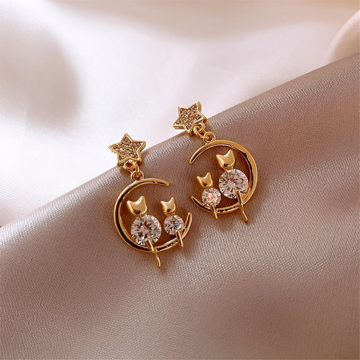 Yvie – Elegant Kitten Earrings