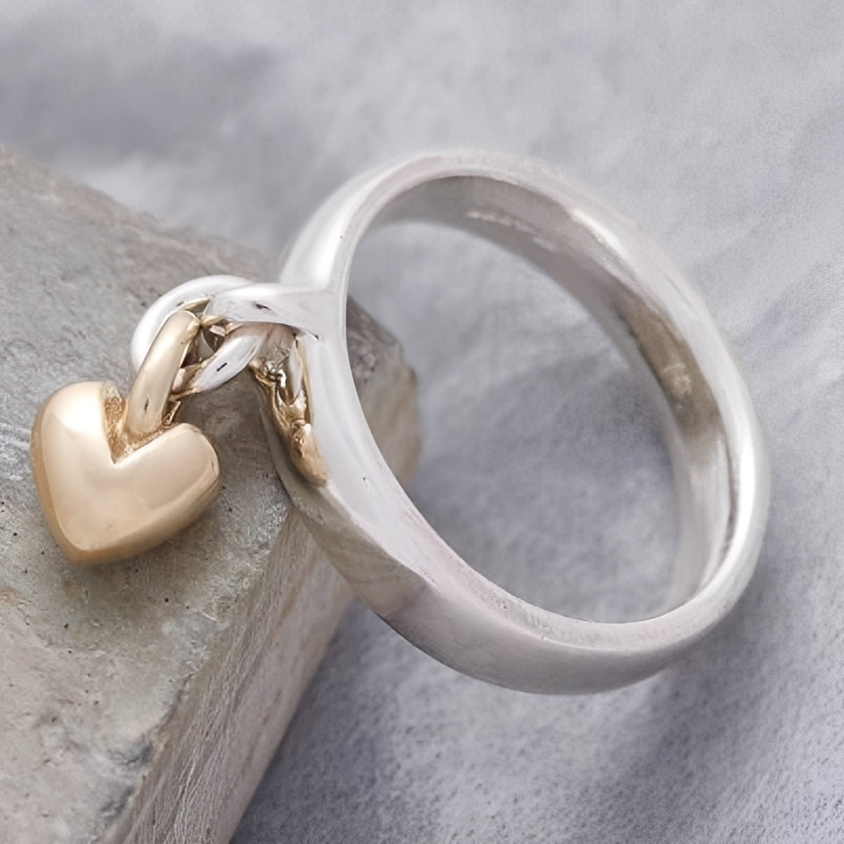 Miriam – Vintage silver ring with hanging heart