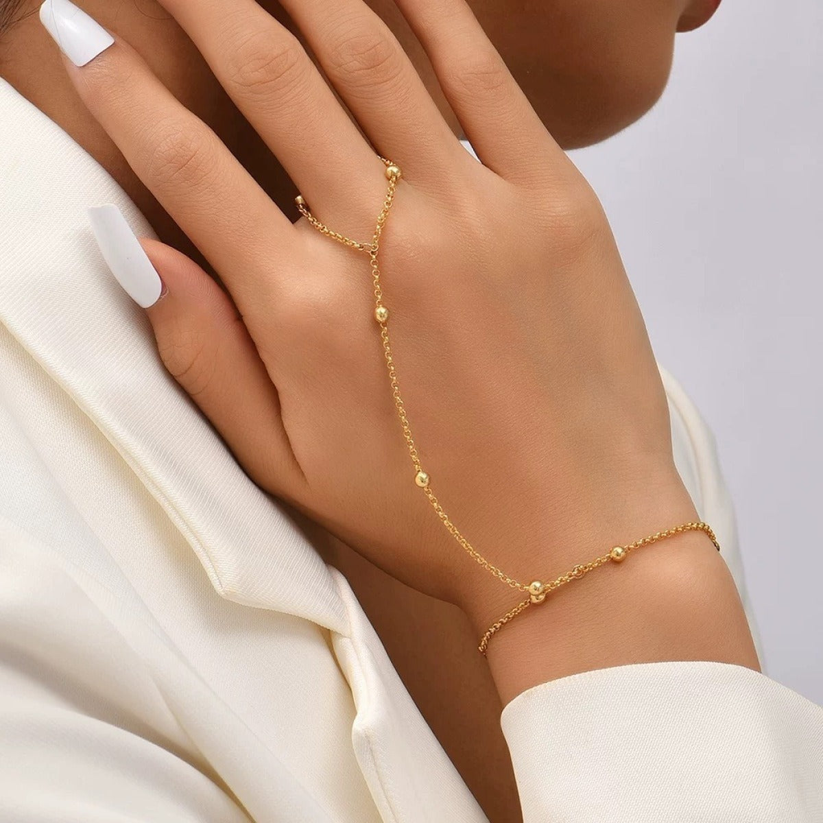Lisa – Bracelet Chain Pearls and Gloves