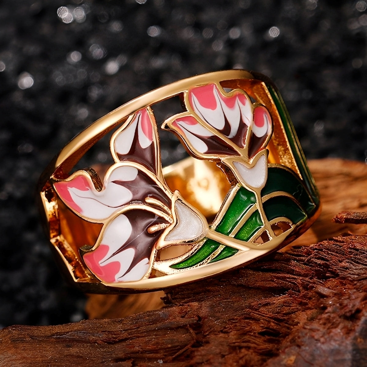 Cess – Enamelled gold ring with flowers in vintage style