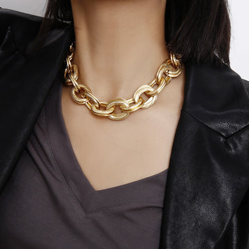 Alessia – Necklace with wide golden links