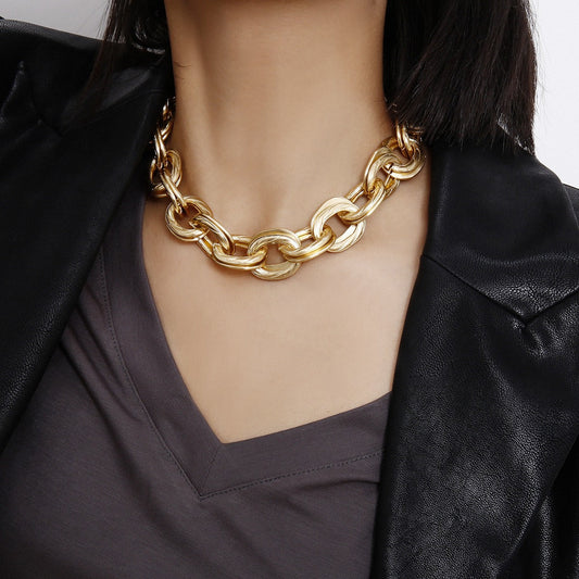 Alessia – Necklace with wide golden links
