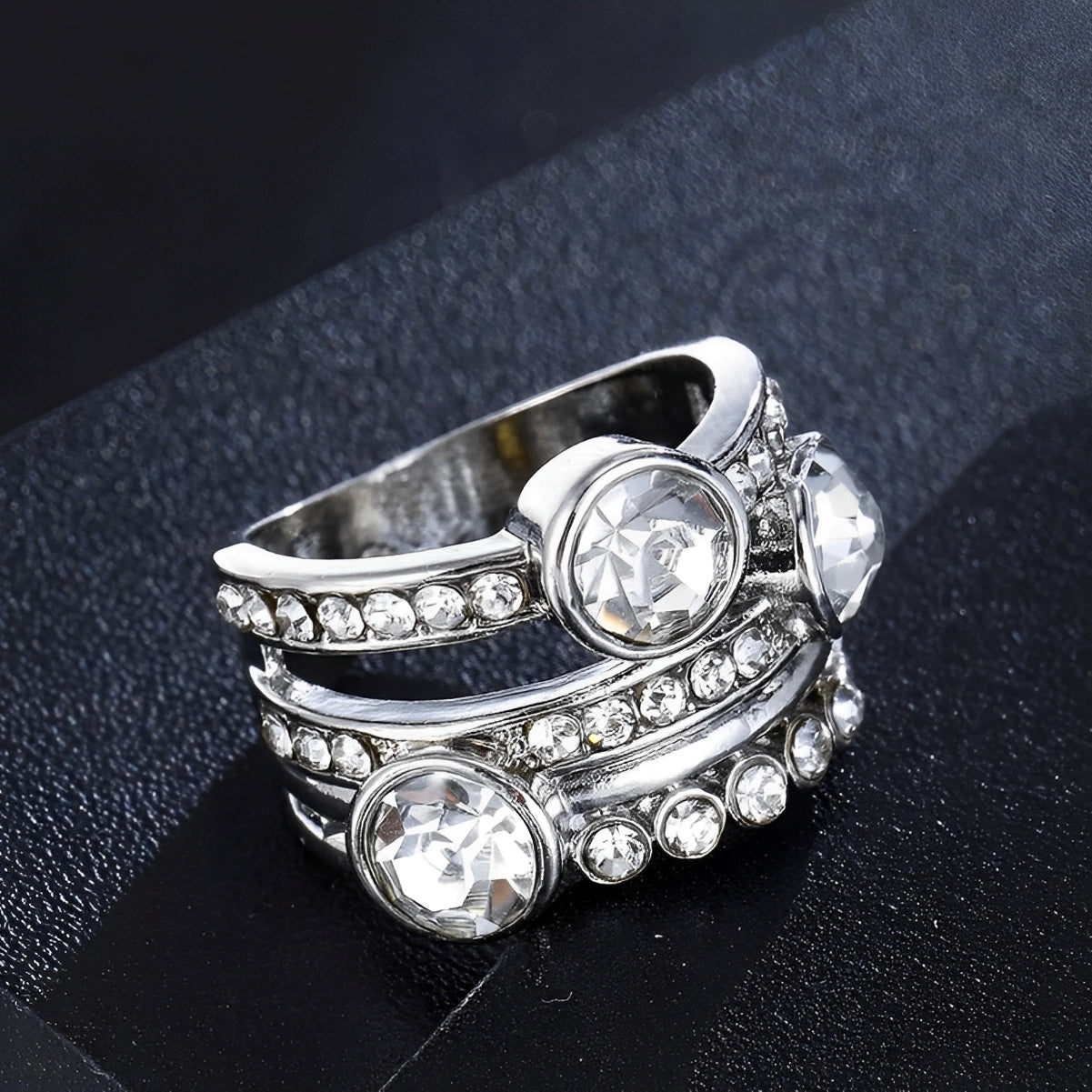 Elvie – Vintage Ring Made of High-Quality Material with Layers and Crystals