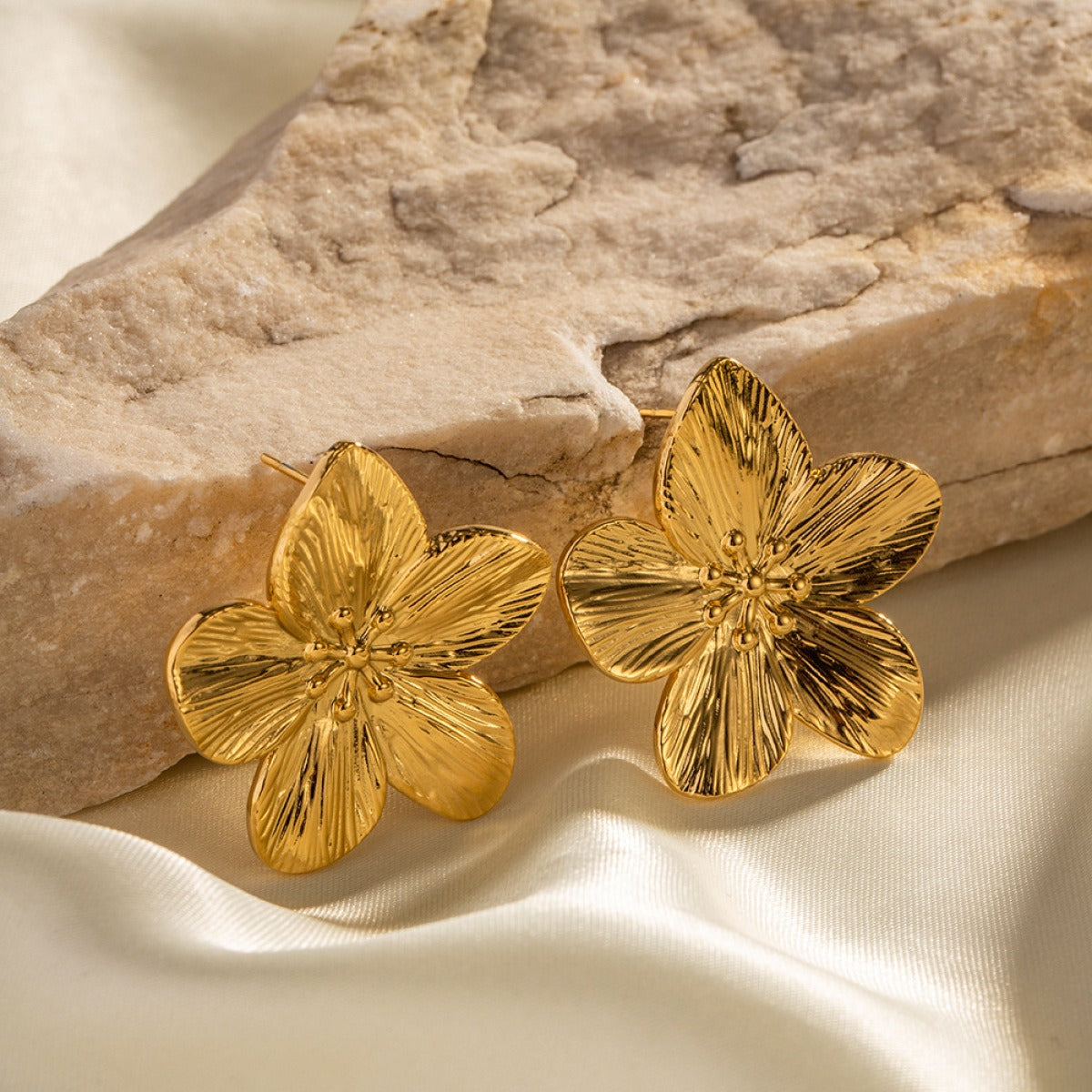 Rianne – Earrings flower blooming gold