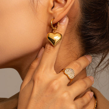 Liza – Hanging Heart Earrings Gold
