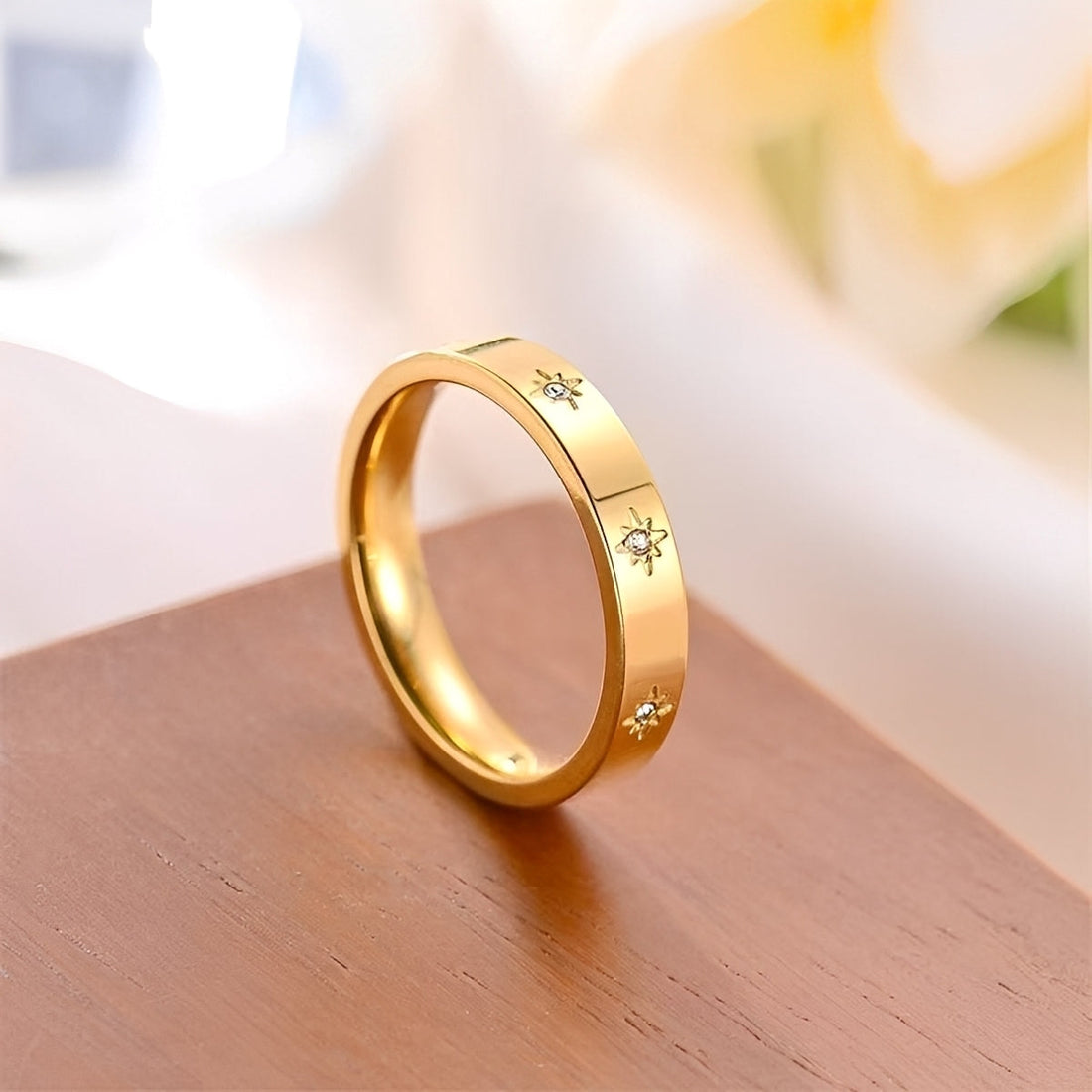 Nova – Gold ring with sparkling stars