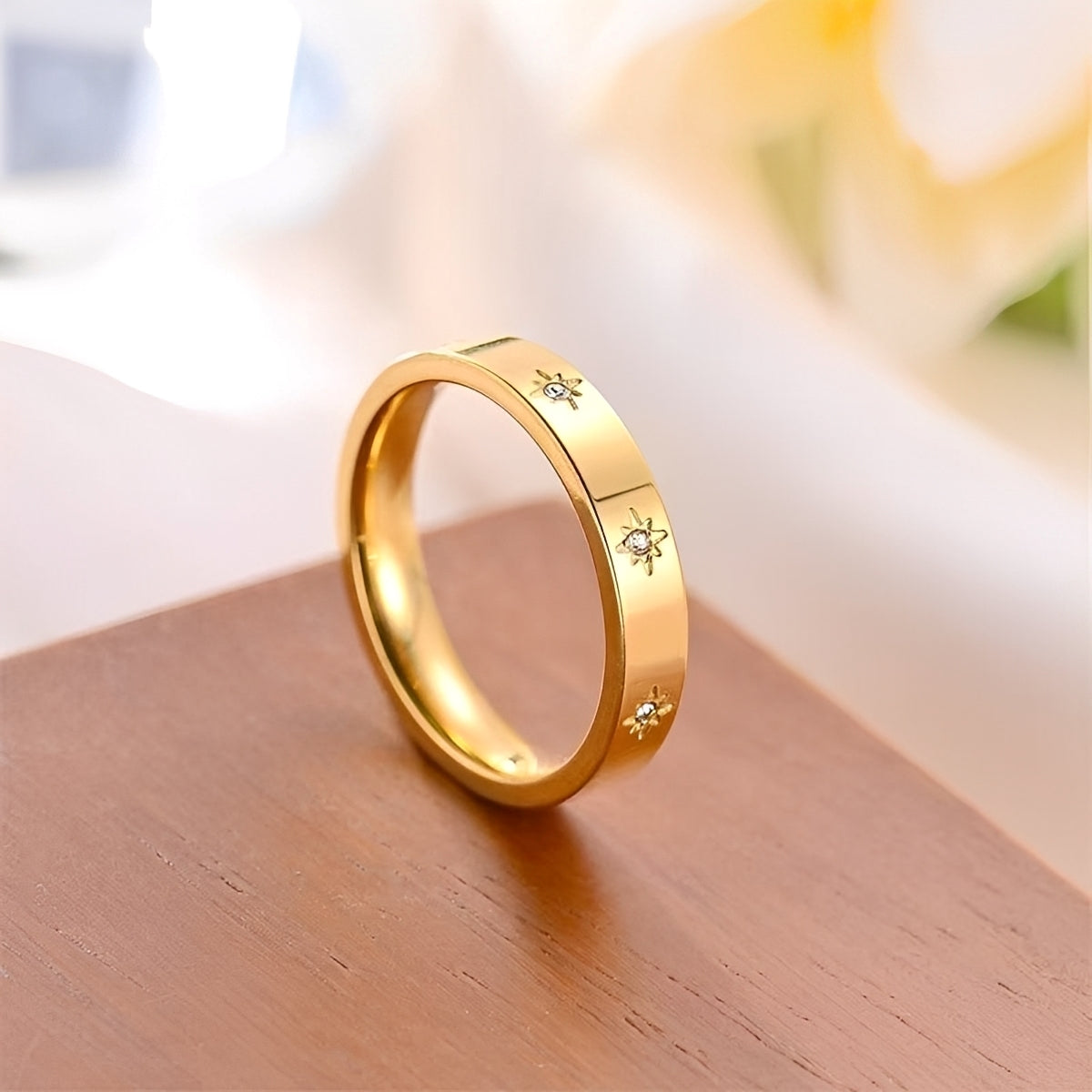 Nova – Gold ring with sparkling stars