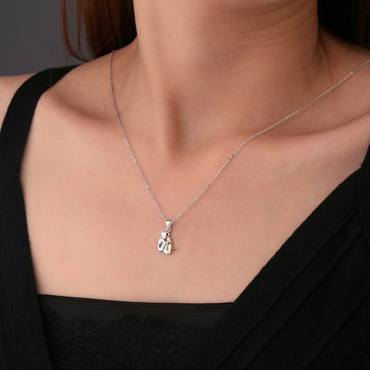 Licht – Necklace with embrace pendant