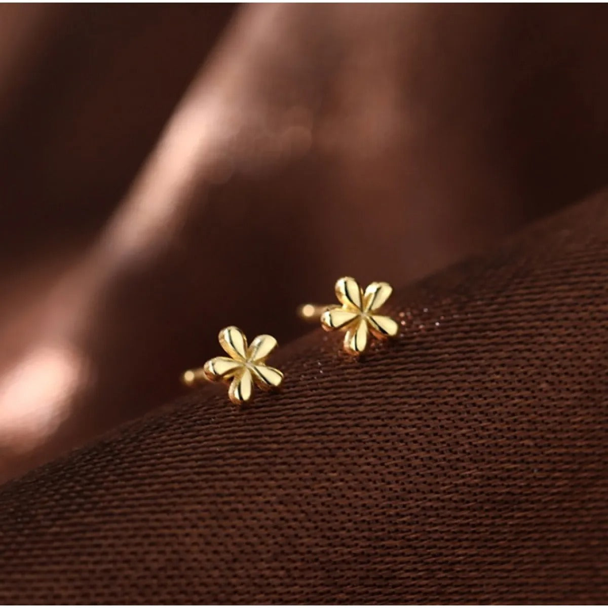 Lily – Small Earrings Made of Gold