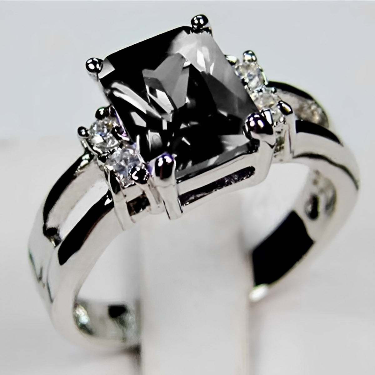 Ravenna – Vintage ring with shimmering onyx