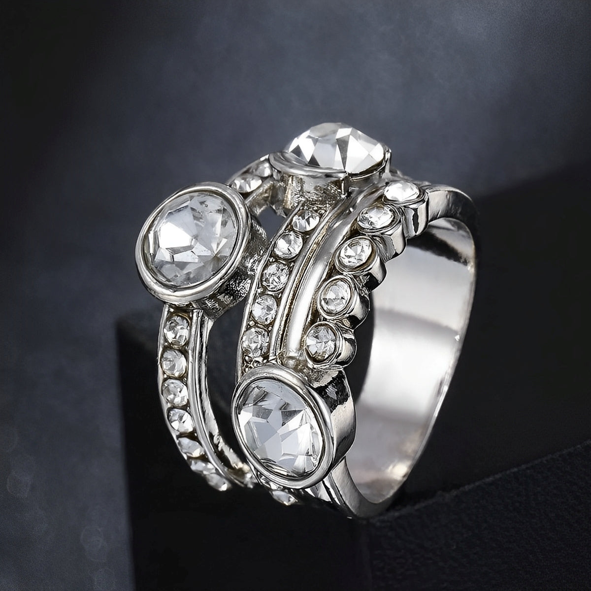 Elvie – Vintage Ring Made of High-Quality Material with Layers and Crystals