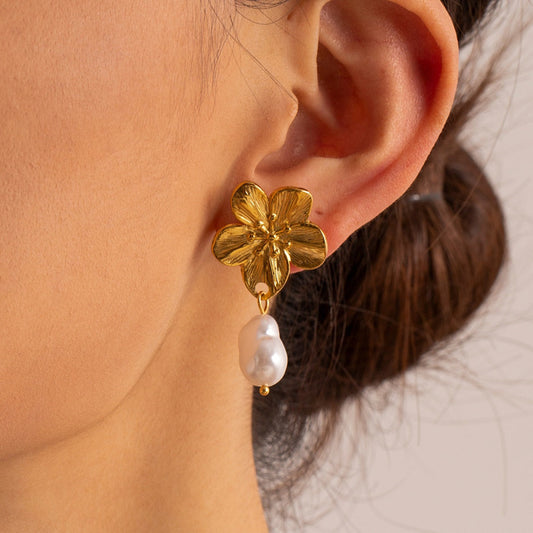 Ember – Earrings Flower Creation with Golden Pearls