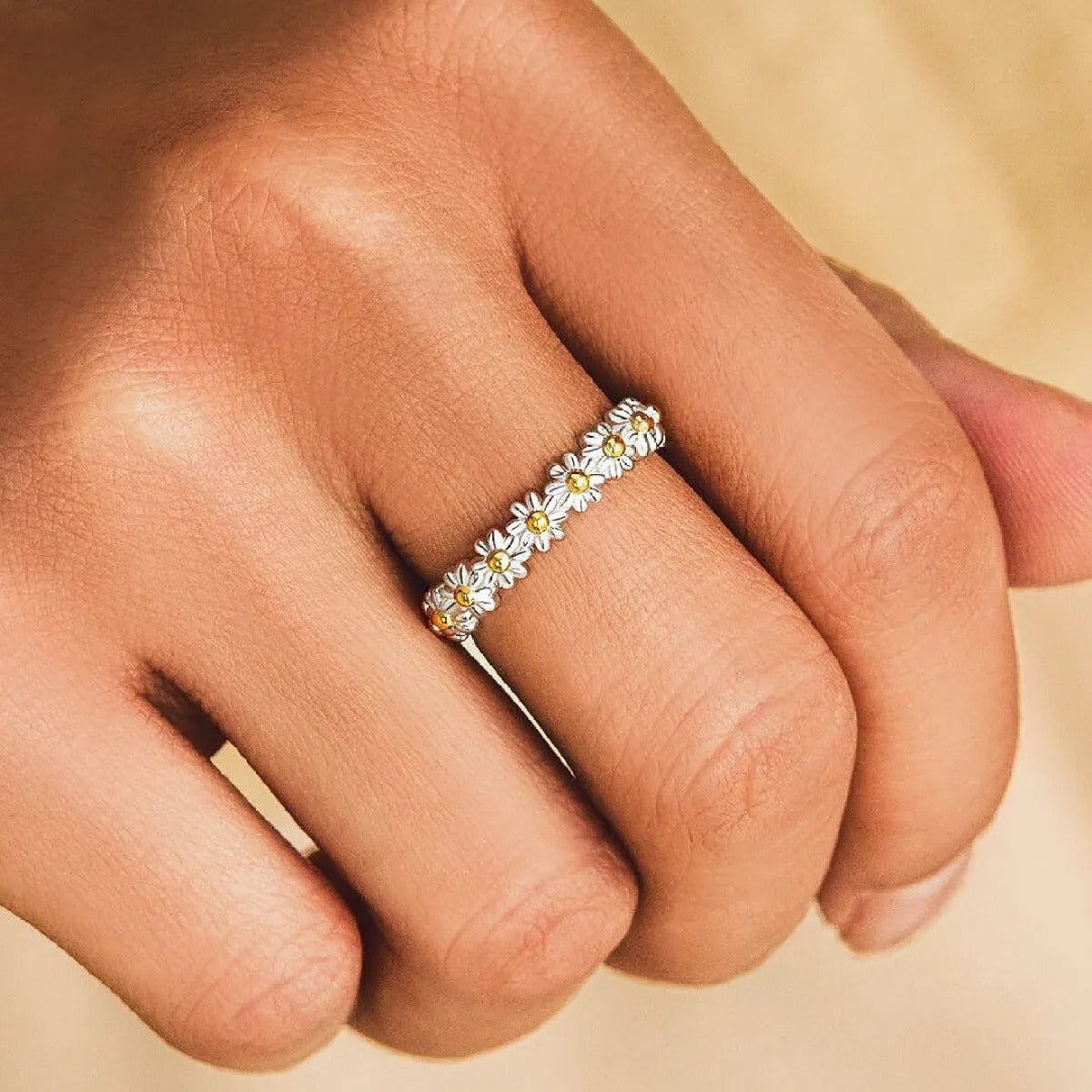 Dahliana – Daisy Ring in Silver Adjustable and Hand-Painted Enamel