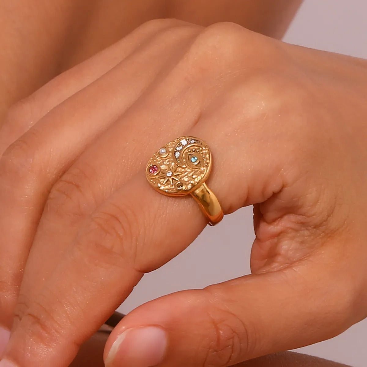 Solenya – Ring with Crystal Gold Sun-Moon Motif
