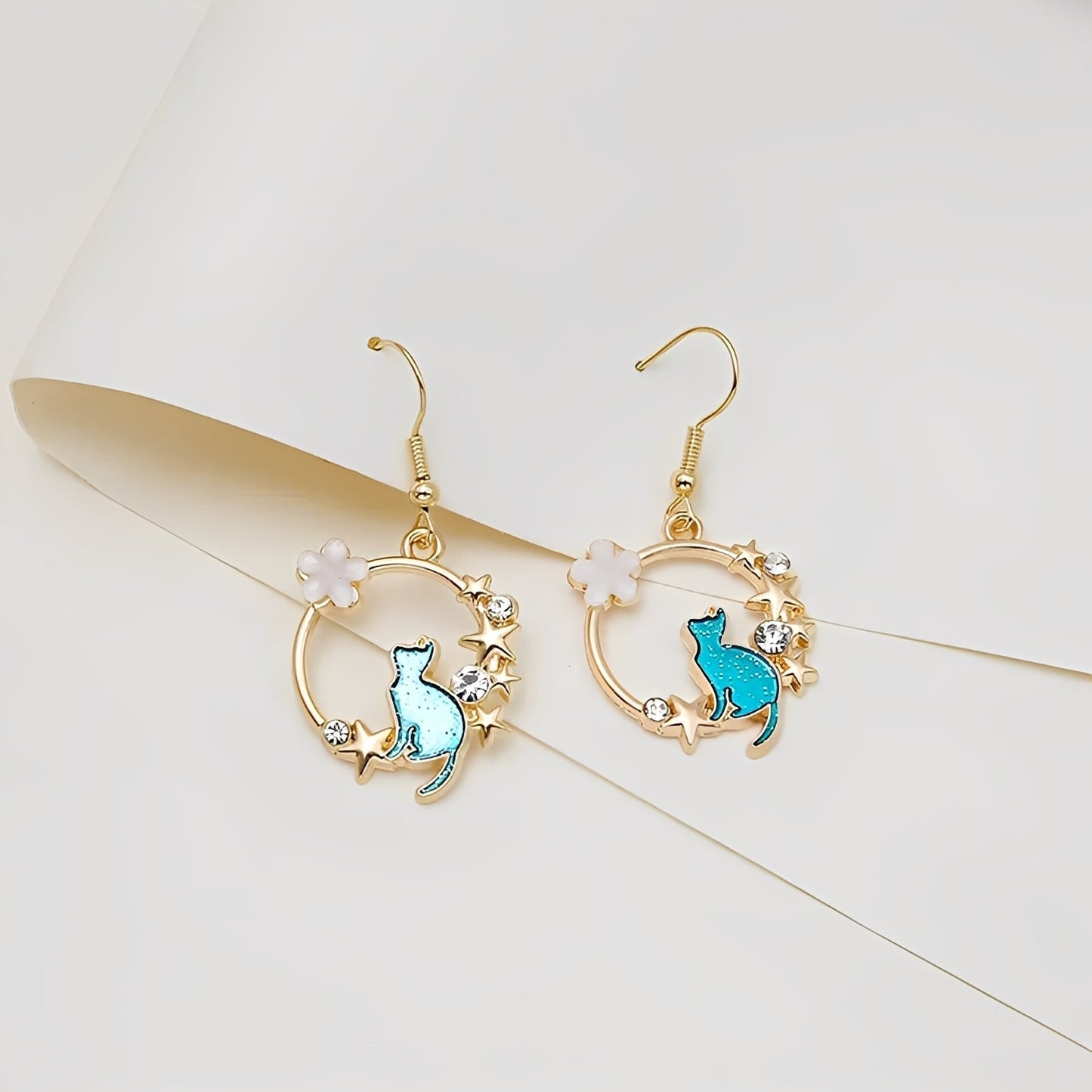 Lynna – Beautiful Cat Pendant