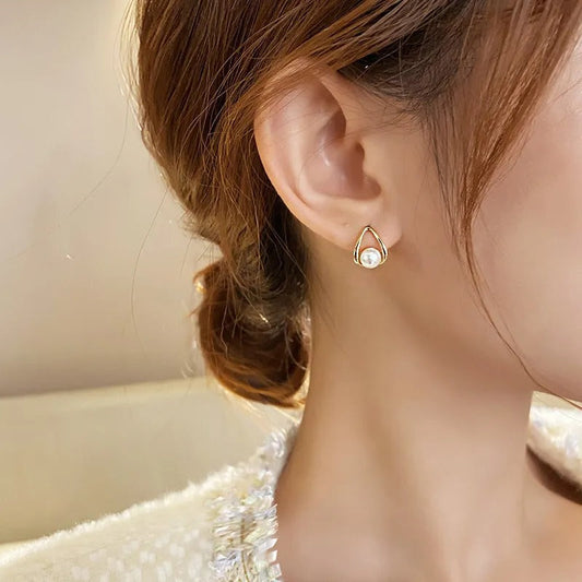 Geah – Earrings with Hollow Gold Pearls