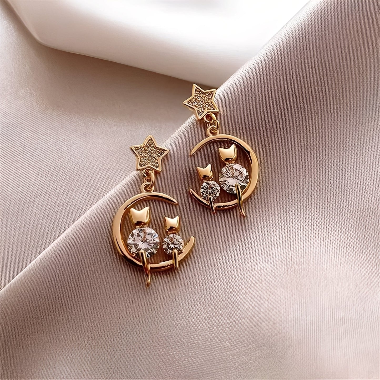 Yvie – Elegant Kitten Earrings
