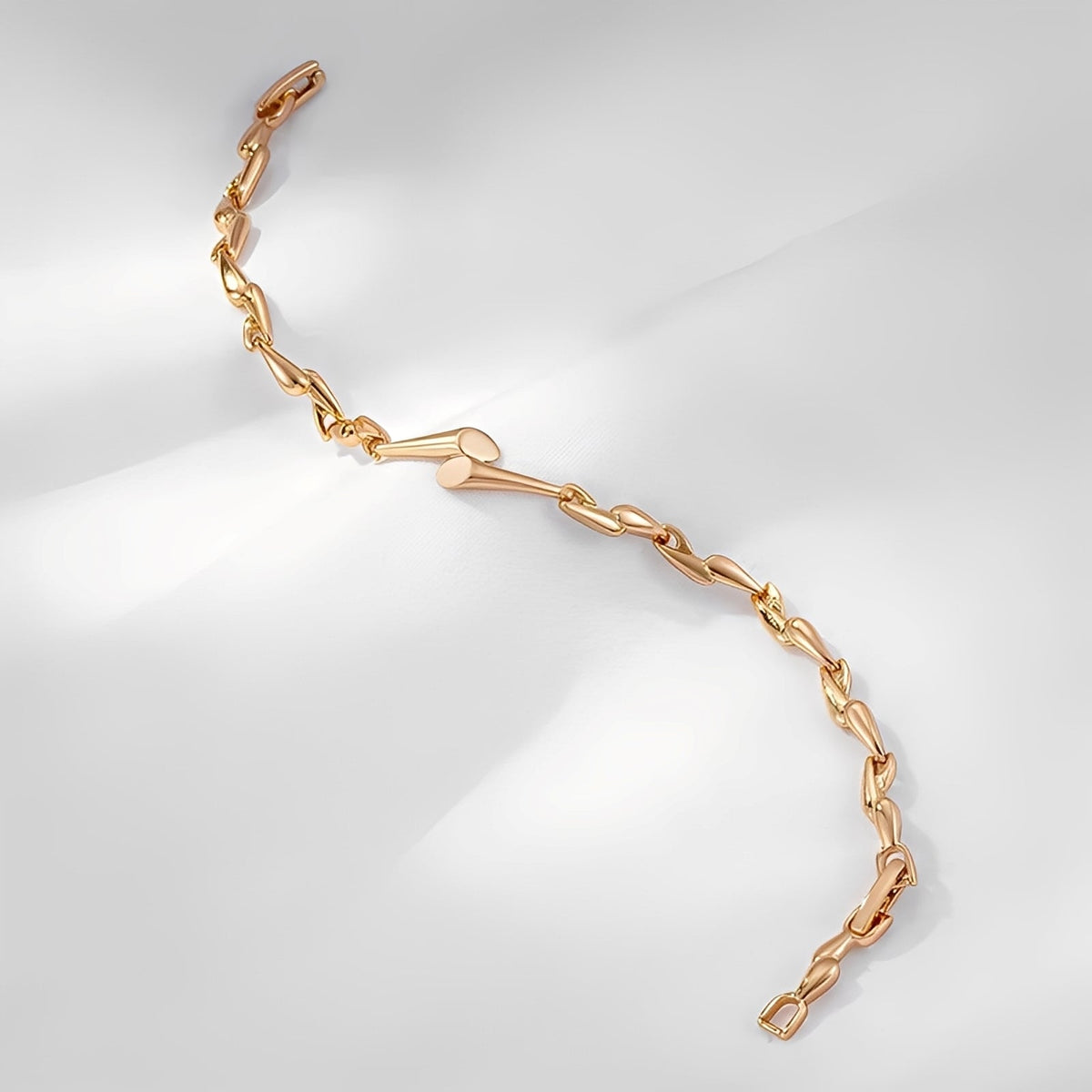 Lina – Stylish bracelet in gold