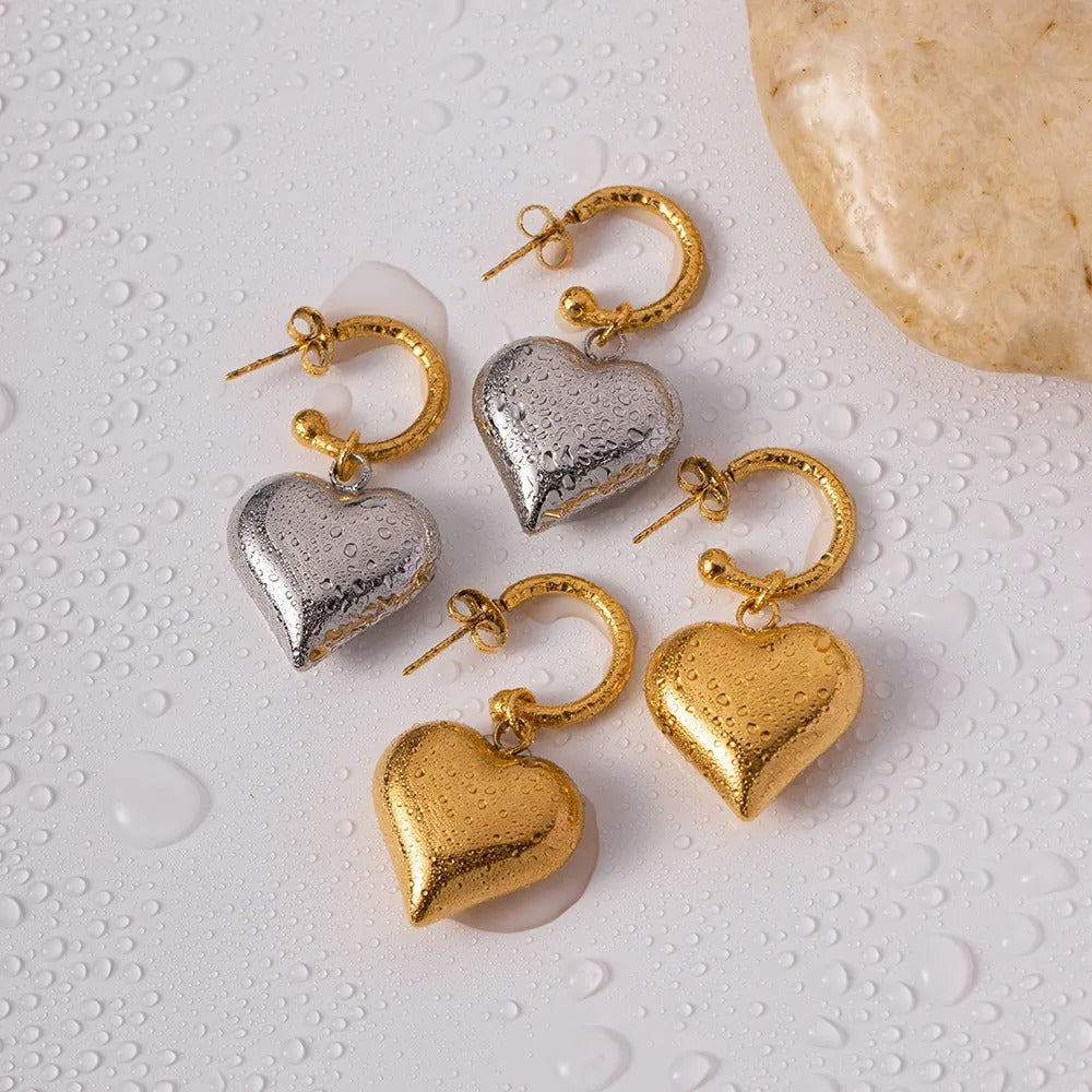 Liza – Hanging Heart Earrings Gold