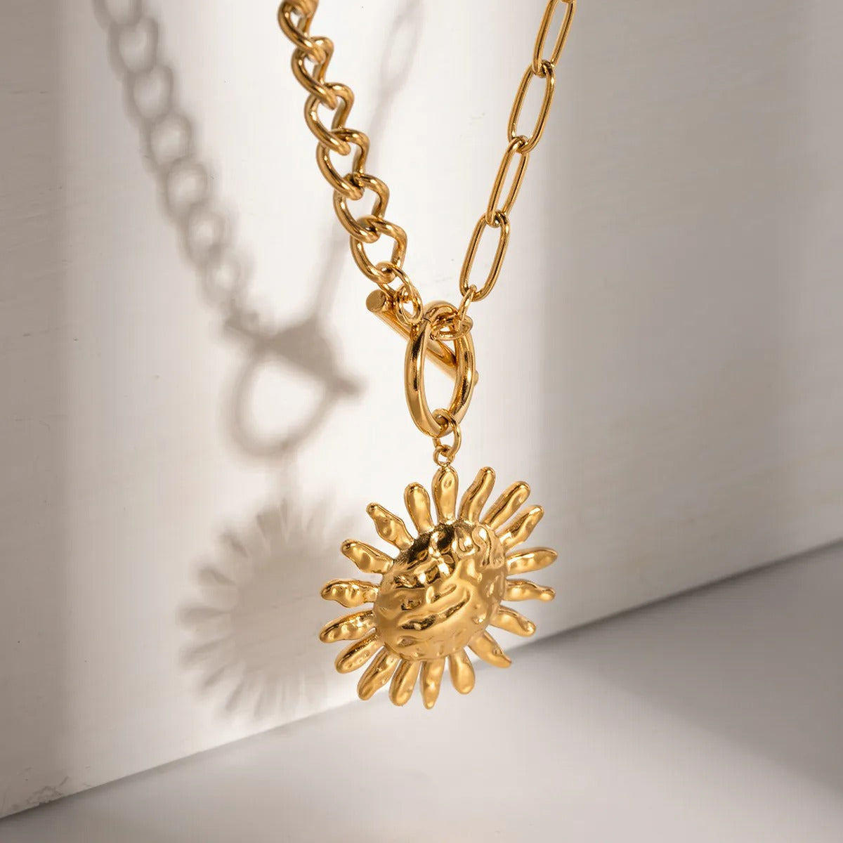 Milly – Eye-catching Necklace with Golden Sunflower