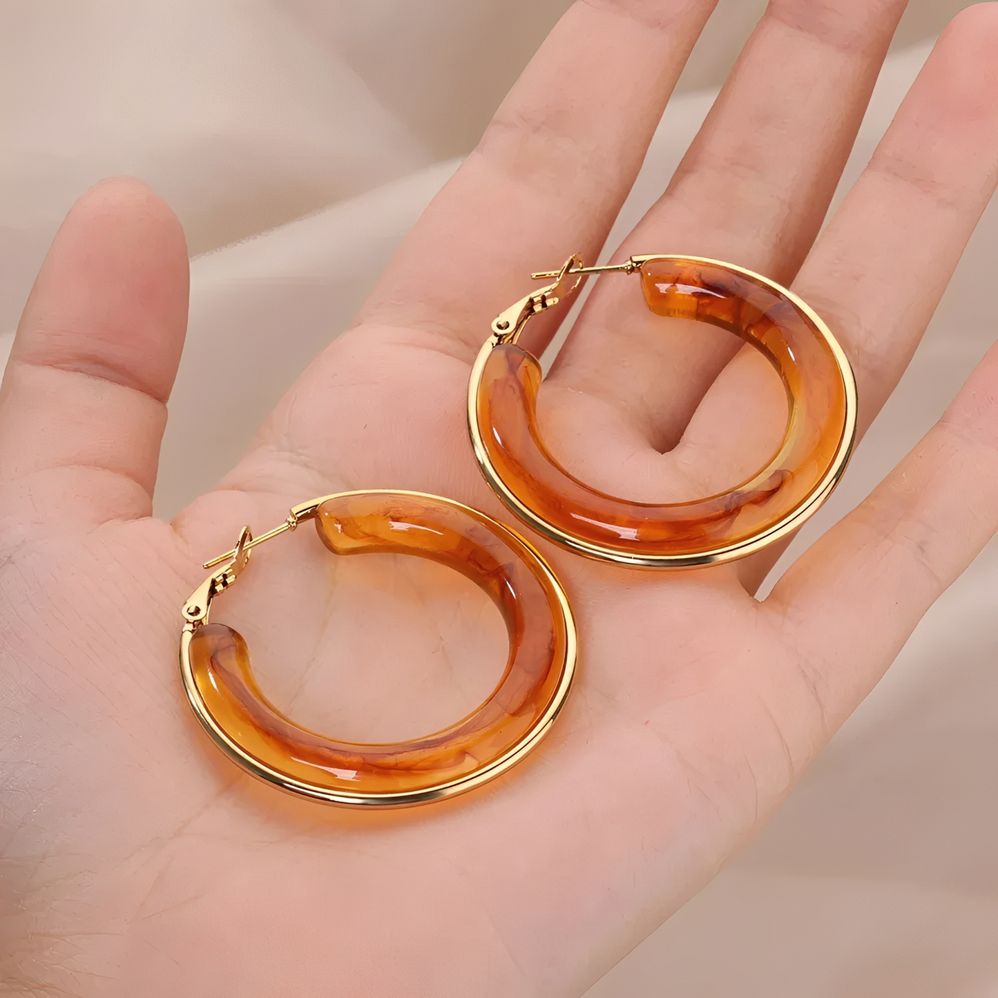Oreilia – Hoop earrings in tortoiseshell look