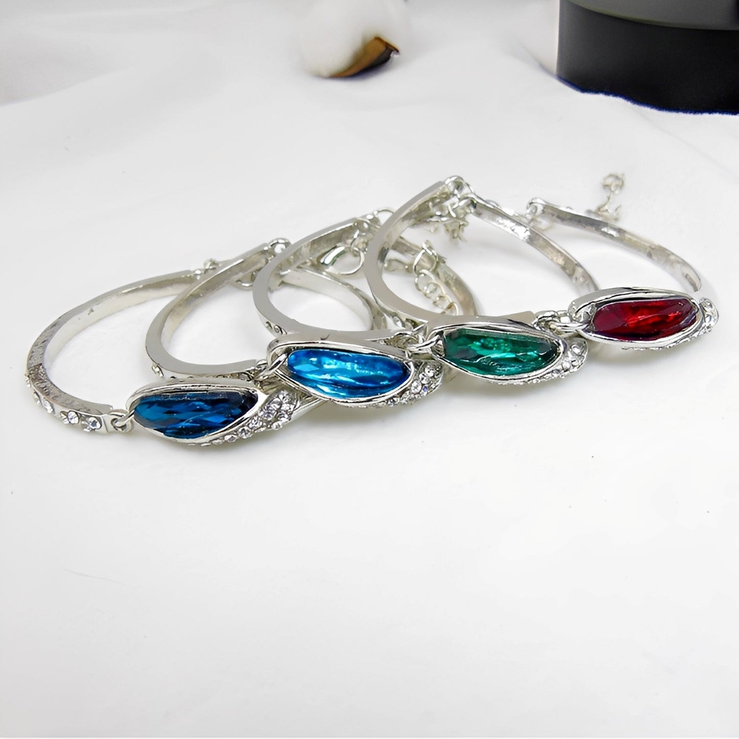 Miku – Stylish Bracelet Adorned with Sapphires