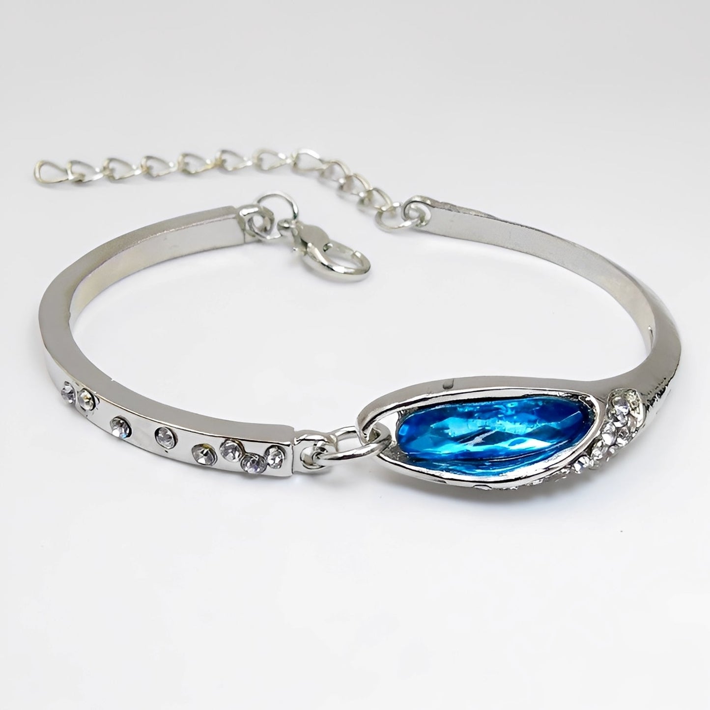 Miku – Stylish Bracelet Adorned with Sapphires