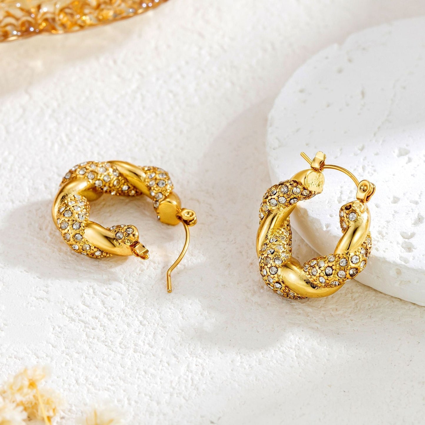 Alix – Golden U-Twist Earrings